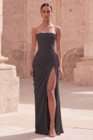 Laden Sie das Bild in den Galerie-Viewer, Hellrosa trägerloses, gerafftes langes Abschlussballkleid mit Schlitz