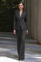 Laden Sie das Bild in den Galerie-Viewer, Flieder 2-teilige Business Anzüge aus Satin mit Peak Revers und Blume