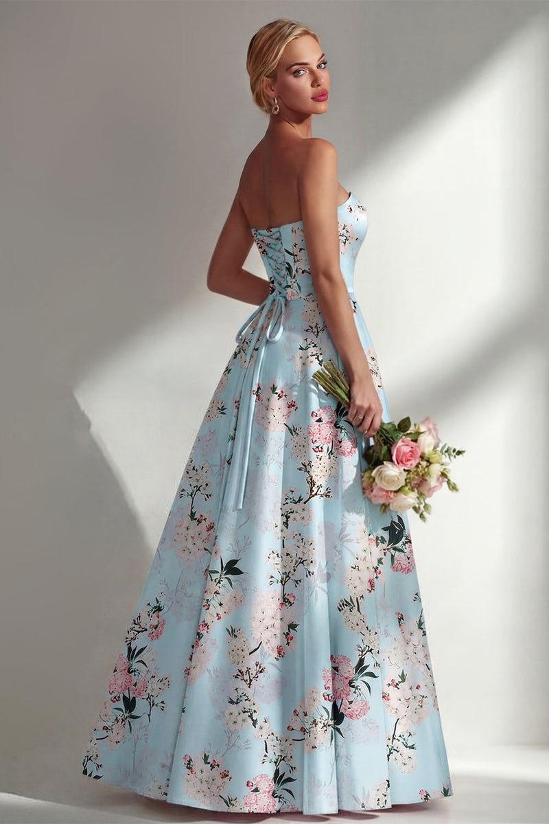Laden Sie das Bild in den Galerie-Viewer, Blumenblaues, trägerloses, bedrucktes langes Brautjungfernkleid mit A-Linie