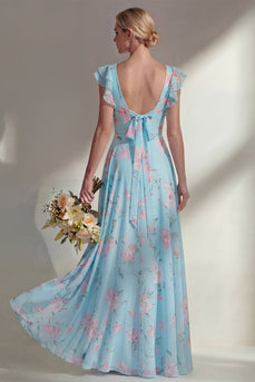 Ein langes Brautjungfernkleid mit blauem Chiffonmuster und Rüschen