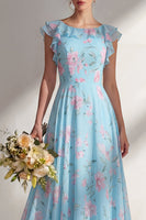 Laden Sie das Bild in den Galerie-Viewer, Ein langes Brautjungfernkleid mit blauem Chiffonmuster und Rüschen