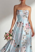 Laden Sie das Bild in den Galerie-Viewer, Blumenblaues, trägerloses, bedrucktes langes Brautjungfernkleid mit A-Linie