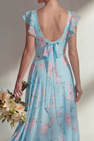 Laden Sie das Bild in den Galerie-Viewer, Ein langes Brautjungfernkleid mit blauem Chiffonmuster und Rüschen