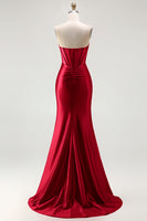 Laden Sie das Bild in den Galerie-Viewer, Rotes Trägerloses Meerjungfrauen Korsett Gerafftes Satin Langes Ballkleid mit Schlitz