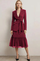 Laden Sie das Bild in den Galerie-Viewer, Dunkelviolette 2-teilige Bleistift Midi Business Anzüge mit Spitzenrevers