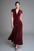 Laden Sie das Bild in den Galerie-Viewer, Karamell Langes V-Ausschnitt Partykleid aus Samt mit Rüschen