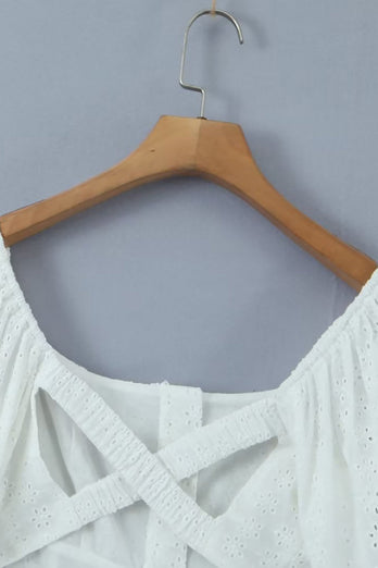 Weißes kurzes Kleid mit langen Ärmeln