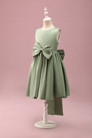 Laden Sie das Bild in den Galerie-Viewer, Graugrünes A-Linie Satin Blumenmädchenkleid mit Rundhalsausschnitt und Schleife