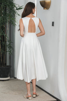 Ärmelloses weißes Kleid mit V-Ausschnitt und ausgehöhltem Rücken