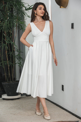 Ärmelloses weißes Kleid mit V-Ausschnitt und ausgehöhltem Rücken