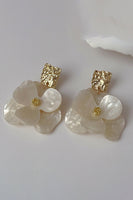 Laden Sie das Bild in den Galerie-Viewer, Grüne Acryl Ohrringe in Blumenform