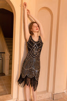 Laden Sie das Bild in den Galerie-Viewer, Glitzerndes schwarzes Etui Pailletten 1920er Jahre Flapperkleid mit Fransen
