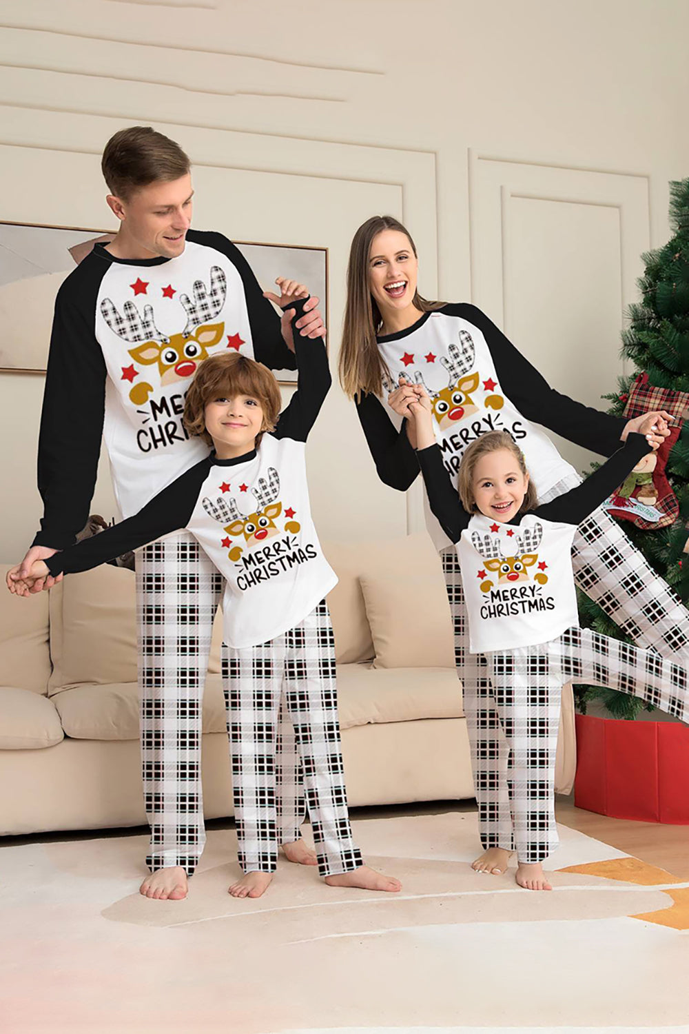 Schwarz-weiß kariertes Weihnachtshirsch-Familien-Pyjama-Set