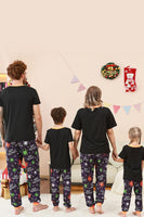 Laden Sie das Bild in den Galerie-Viewer, Schwarzes und orangefarbenes Halloween-Familienpyjama-Set mit Spinnendruck