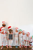 Laden Sie das Bild in den Galerie-Viewer, Schneeflocke und Hirsch Drucken Grau Familie Passendes Weihnachtspyjama Set