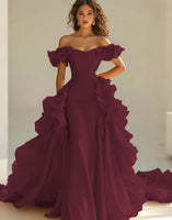 Laden Sie das Bild in den Galerie-Viewer, Gelbes schulterfreies Meerjungfrauen-Satinkleid mit Rüschen