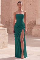 Laden Sie das Bild in den Galerie-Viewer, Hellrosa trägerloses, gerafftes langes Abschlussballkleid mit Schlitz