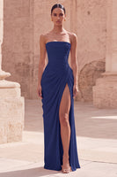 Laden Sie das Bild in den Galerie-Viewer, Hellrosa trägerloses, gerafftes langes Abschlussballkleid mit Schlitz