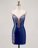 Laden Sie das Bild in den Galerie-Viewer, Fuchsia Trägerloses Perlenbesetztes Figurbetontes Abiballkleid mit Schlitz