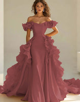 Laden Sie das Bild in den Galerie-Viewer, Gelbes schulterfreies Meerjungfrauen-Satinkleid mit Rüschen