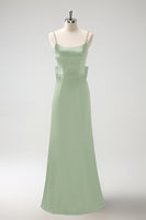 Laden Sie das Bild in den Galerie-Viewer, Schwarzes Meerjungfrau Spaghettiträger Langes Satin Brautjungfernkleid mit Rüschen und Schleife