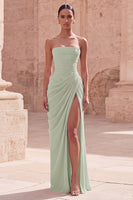 Laden Sie das Bild in den Galerie-Viewer, Hellrosa trägerloses, gerafftes langes Abschlussballkleid mit Schlitz