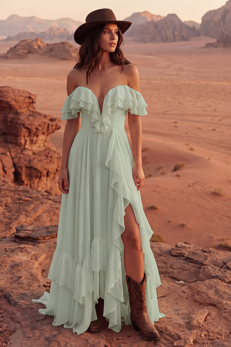 Laden Sie das Bild in den Galerie-Viewer, Elfenbein Schulterfreies A-Linie Maxi Strand Hochzeitskleid mit Rüschen