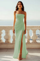 Laden Sie das Bild in den Galerie-Viewer, Gerafftes Trägerloses Verlobungskleid aus Chiffon in Elfenbein mit Schlitz