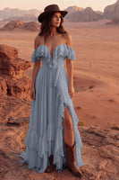 Laden Sie das Bild in den Galerie-Viewer, Elfenbein Schulterfreies A-Linie Maxi Strand Hochzeitskleid mit Rüschen
