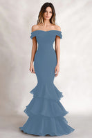 Laden Sie das Bild in den Galerie-Viewer, Schulterfreies Schwarzes Meerjungfrauen Gestuftes Satin Kleid für Hochzeitsgäste