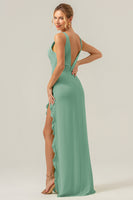 Laden Sie das Bild in den Galerie-Viewer, Limetten Etui Tiefer V-Ausschnitt Rückenfreies langes Brautjungfernkleid mit Rüschen Schlitz