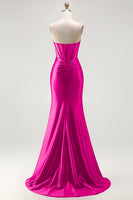 Laden Sie das Bild in den Galerie-Viewer, Rotes Trägerloses Meerjungfrauen Korsett Gerafftes Satin Langes Ballkleid mit Schlitz
