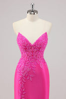 Laden Sie das Bild in den Galerie-Viewer, Fuchsia Meerjungfrau Trägerloses Langes Perlenbesetztes Ballkleid mit Applikationen