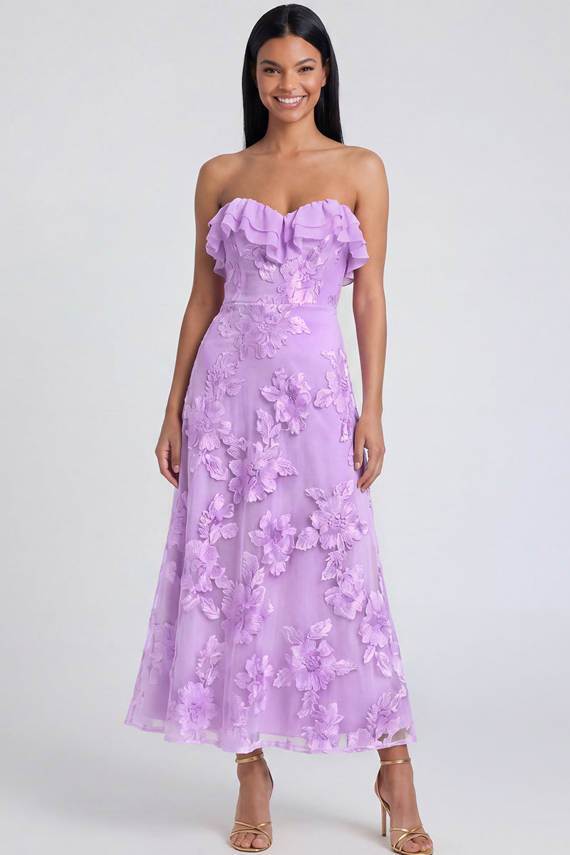 Laden Sie das Bild in den Galerie-Viewer, Trägerlose hellblaue Blumenstickerei A-Linie Maxikleid mit Rüschen