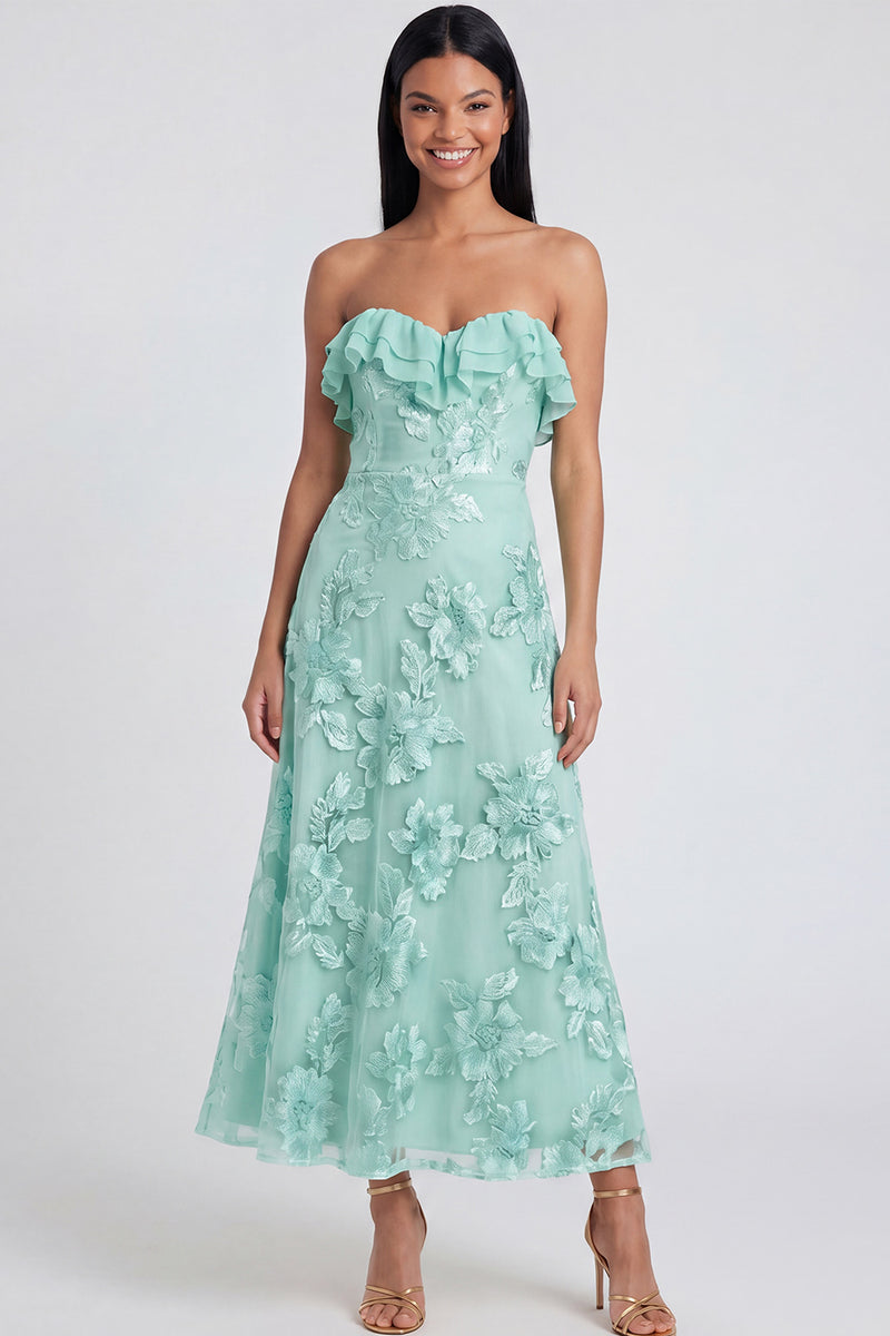 Laden Sie das Bild in den Galerie-Viewer, Trägerlose hellblaue Blumenstickerei A-Linie Maxikleid mit Rüschen