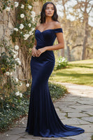 Laden Sie das Bild in den Galerie-Viewer, Dunkelgrünes Schulterfreies Samt Langes Ballkleid