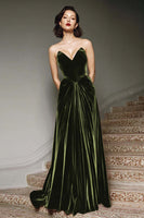 Laden Sie das Bild in den Galerie-Viewer, Burgundy Langes A-Linie Herzausschnitt Ballkleid aus Samt