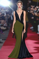 Laden Sie das Bild in den Galerie-Viewer, Schwarz-weißes Langes Etui Galakleid mit tiefem V-Ausschnitt