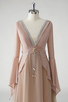 Laden Sie das Bild in den Galerie-Viewer, Blush A Linie V-Ausschnitt Chiffon Langärmeliges Kleid für die Brautmutter mit Perlenstickerei