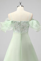 Laden Sie das Bild in den Galerie-Viewer, A Linie Hellgrünes Schulterfreies Pailletten Hochzeitsgastkleid