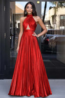 Laden Sie das Bild in den Galerie-Viewer, Goldenes Langes A-Linie Neckholder Metallic Ballkleid mit Falten