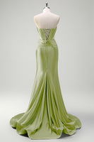 Laden Sie das Bild in den Galerie-Viewer, Glitzerndes dunkelgrünes Meerjungfrauen trägerloses perlenbesetztes Satin Ballkleid mit Schlitz