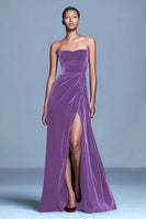 Laden Sie das Bild in den Galerie-Viewer, Burgunderrotes A-Linie Trägerloses Ballkleid aus Samt mit Schlitz