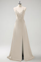 Laden Sie das Bild in den Galerie-Viewer, Dunkelgrünes langes A-Linie Satin Brautjungfernkleid mit Rüsche und Schnürung