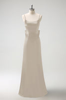 Laden Sie das Bild in den Galerie-Viewer, Schwarzes Meerjungfrau Spaghettiträger Langes Satin Brautjungfernkleid mit Rüschen und Schleife