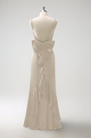 Laden Sie das Bild in den Galerie-Viewer, Schwarzes Meerjungfrau Spaghettiträger Langes Satin Brautjungfernkleid mit Rüschen und Schleife