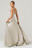 Laden Sie das Bild in den Galerie-Viewer, Dunkelgrünes A-Linie langes Brautjungfernkleid mit Rüschen und Spaghettiträgern