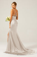 Laden Sie das Bild in den Galerie-Viewer, Dunkelgrünes Meerjungfrauen Spaghettiträger Satin langes Brautjungfernkleid mit Plissee