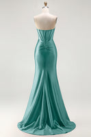 Laden Sie das Bild in den Galerie-Viewer, Rotes Trägerloses Meerjungfrauen Korsett Gerafftes Satin Langes Ballkleid mit Schlitz