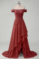 Laden Sie das Bild in den Galerie-Viewer, Schulterfreies Chiffon Buttergelbes A-Linie Gerafftes Maxikleid mit Schlitz